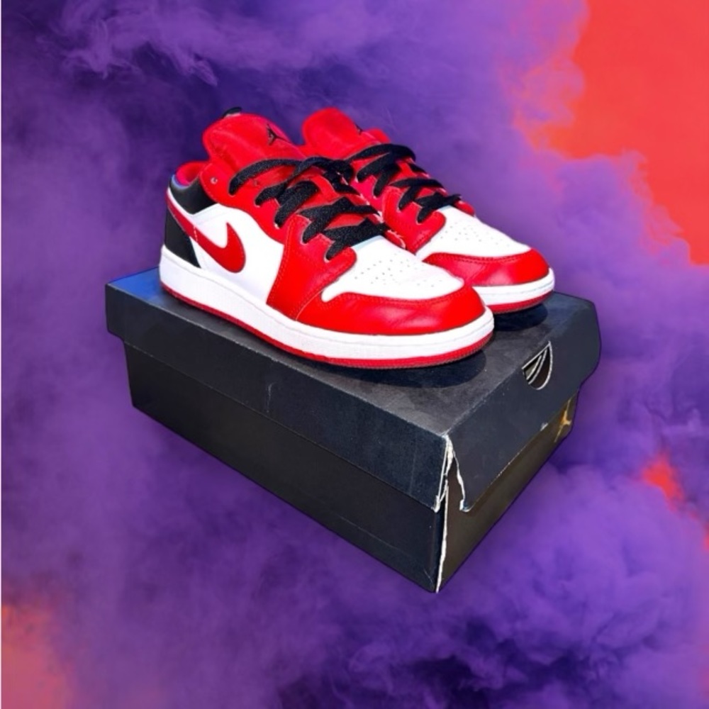 Air Jordans 1 Low Bulls Women’s Size 7 (6Y)